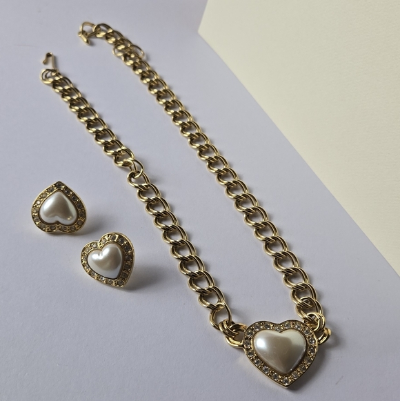Avon Vintage Gold Tone Fuax Pearl Heart Rhinestones Earrings Necklace Set - Picture 4 of 17